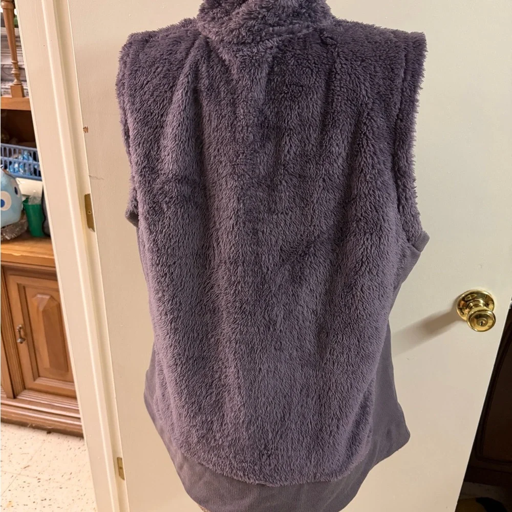 The North Face Women’s XL Fuzzy Fleece Vest Gray Cozy Zip Up - Picture 4 of 6